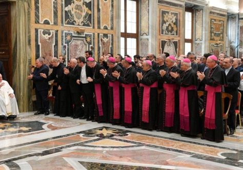 Papa pede aos bispos da Sicília menos sobrepeliz e barrete