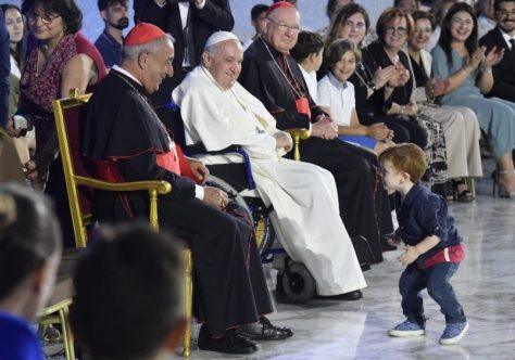 Papa às famílias: vivam com os olhos voltados para o Céu