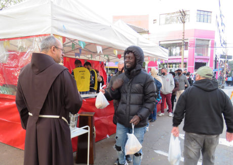 Começa a Festa no Pari na manhã fria. A fila do Pãozinho puxa a devoção.