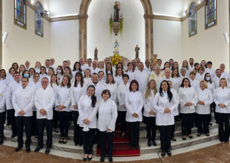 Paróquia Santo Antônio celebra Corpus Christi e 20 novos Ministros da Eucaristia