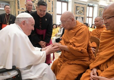 Papa: Buda e Jesus entenderam a necessidade de superar o egoísmo que gera conflito e violência