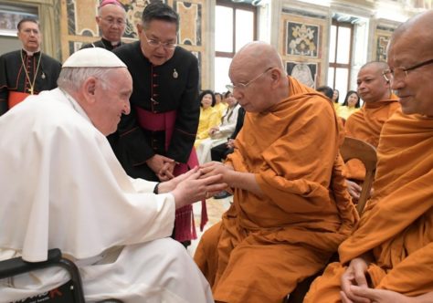 Papa: Buda e Jesus entenderam a necessidade de superar o egoísmo que gera conflito e violência