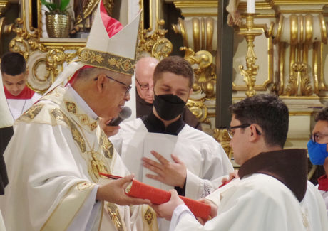 Com a missão de zelar pela Palavra e cuidar da mesa dos Pobres, Frei Gabriel é ordenado diácono