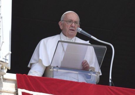 Papa: a porta estreita de Jesus nos torna capazes de acolher a verdadeira vida