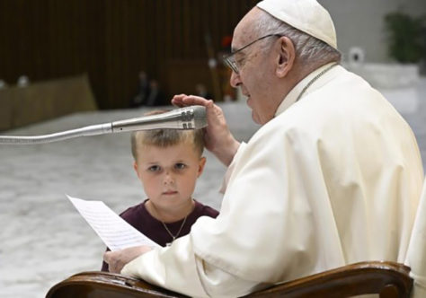 Papa: a aliança das pessoas idosas e das crianças salvará a família humana