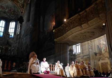 Papa em Asti: Jesus, Rei que nos abraça, mesmo com as nossas misérias