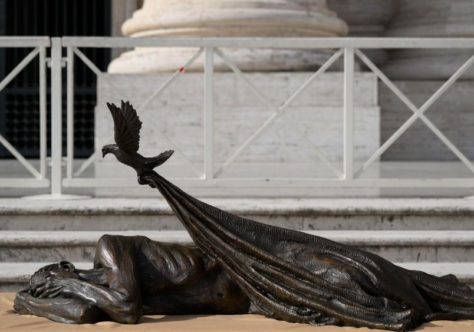 Escultura que convida o mundo a cuidar dos sem-teto é abençoada pelo Papa