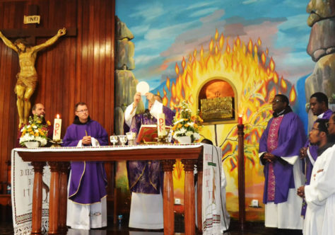 Frei Massimo preside Celebração Eucarística no Mosteiro das Irmãs Clarissas