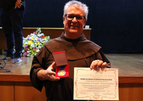 Coral dos Canarinhos é premiado pela Academia Petropolitana de Letras