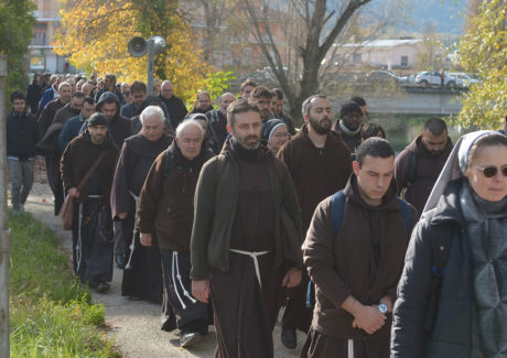 Peregrinação pelo vale de Rieti. Frades franciscanos inauguraram o 8º Centenário.