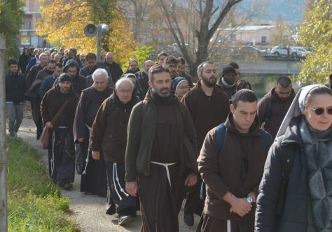 Peregrinação pelo vale de Rieti. Frades franciscanos inauguraram o 8º Centenário.
