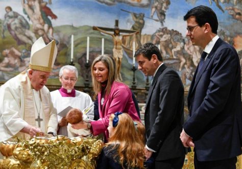 Na Capela Sistina, Papa agradece aos pais pela decisão de batizar seus filhos