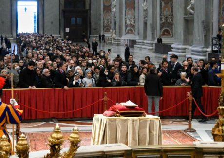 Fiéis prestam homenagem ao Papa emérito na Basílica de São Pedro