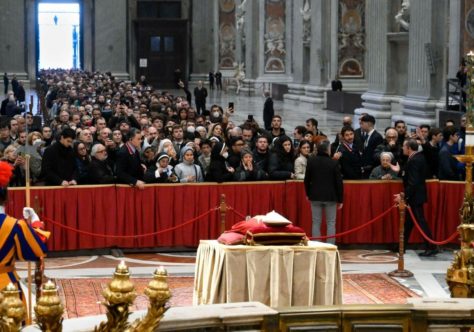 Fiéis prestam homenagem ao Papa emérito na Basílica de São Pedro