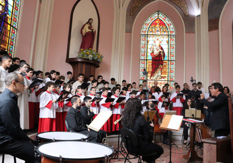 Canarinhos de Petrópolis cantam Missa de Mozart na Páscoa