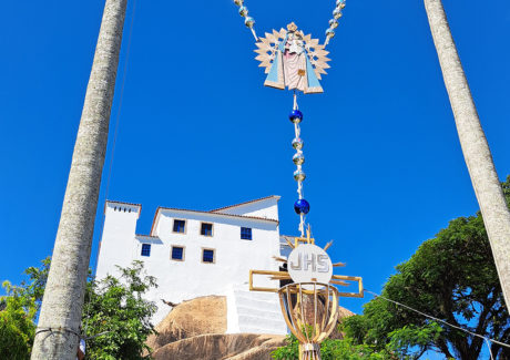Terço gigante celebra 25 anos entre as palmeiras do Convento da Penha