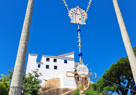 Terço gigante celebra 25 anos entre as palmeiras do Convento da Penha