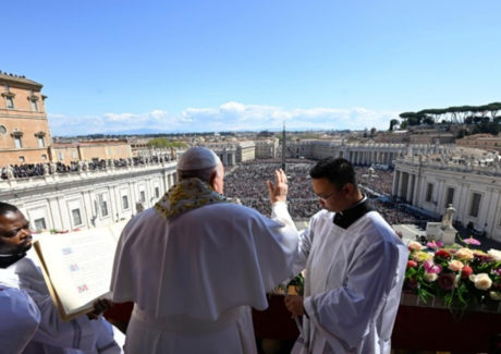 Papa: Com Cristo renasce a esperança! Apressemo-nos a superar divisões e conflitos