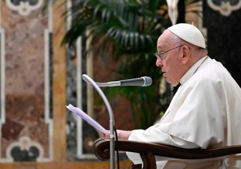 Papa: a Igreja precisa da arte de poetas e escritores