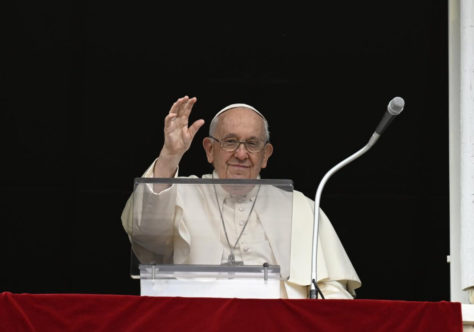 Papa Francisco: o verdadeiro amigo corrige sem julgar