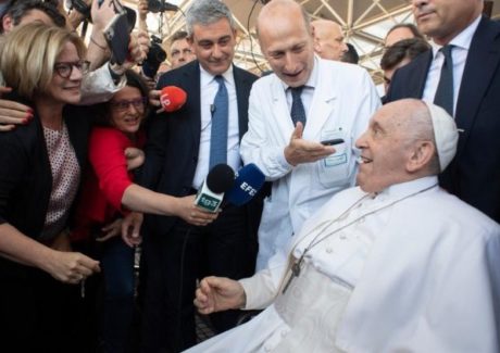 Papa recebe alta do Hospital Gemelli