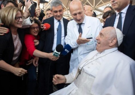 Papa recebe alta do Hospital Gemelli