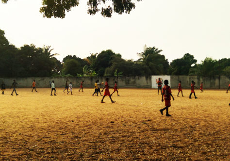 Projetos Bola da paz e Infância e Adolescência Missionária fazem jogo recreativo