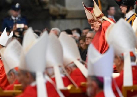Papa: inspirar-se em Pedro e Paulo para uma Igreja humilde e aberta