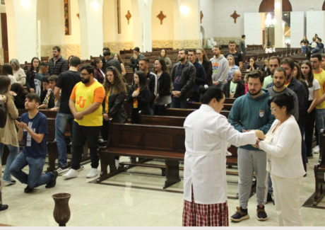 Paróquia São Pedro Apóstolo celebra Missa Jovem em sinal de unidade