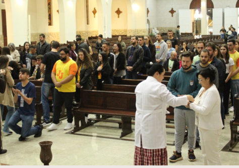 Paróquia São Pedro Apóstolo celebra Missa Jovem em sinal de unidade