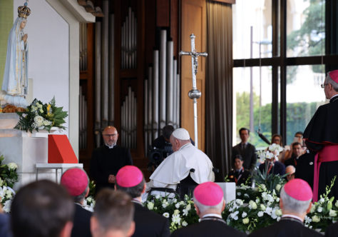 Papa reza o Terço em Fátima: “Temos Mãe neste lugar”