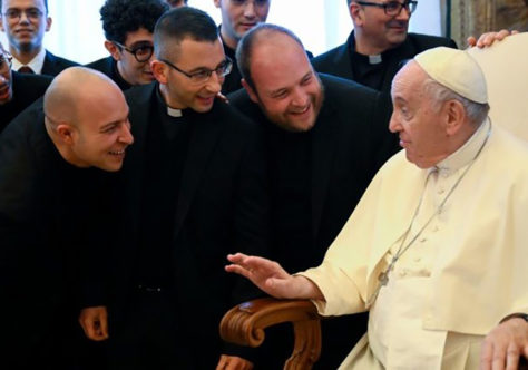 Papa aos sacerdotes: trabalhar com os leigos e tomar cuidado com o clericalismo