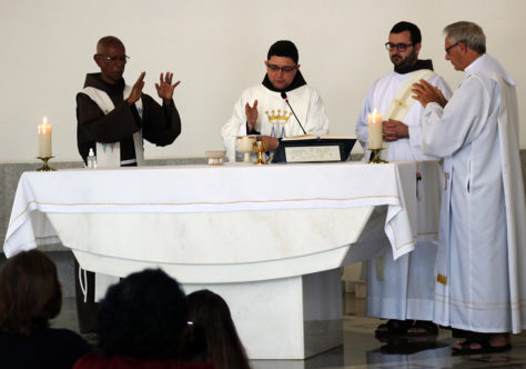 Frades e Clarissas celebram a misericórdia de Deus no Mosteiro de Colatina