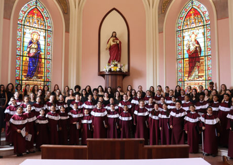 Dia festivo na Igreja do Sagrado: Coral das Meninas dos Canarinhos celebra 35 anos e seis frades são instituídos Acólitos