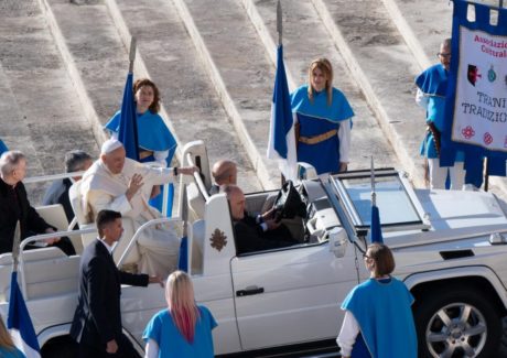 Papa: o equilíbrio de um cristão está no impulso de caridade