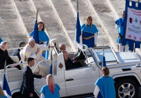 Papa: o equilíbrio de um cristão está no impulso de caridade