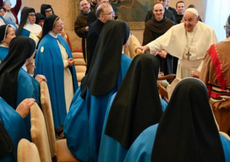 Papa: A mulher contemplativa dá à Igreja lições de silêncio, missão e mística