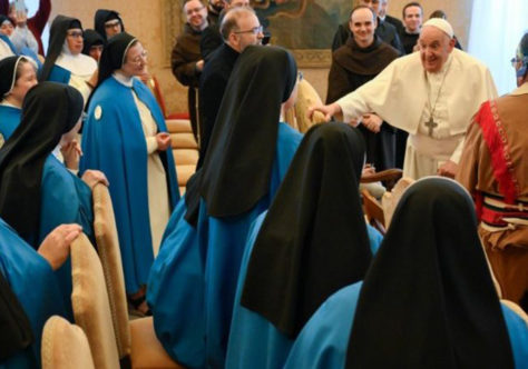 Papa: A mulher contemplativa dá à Igreja lições de silêncio, missão e mística