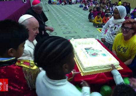 Em seu aniversário, Papa convida crianças a preparar o coração para o Natal