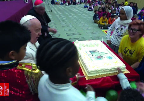 Em seu aniversário, Papa convida crianças a preparar o coração para o Natal