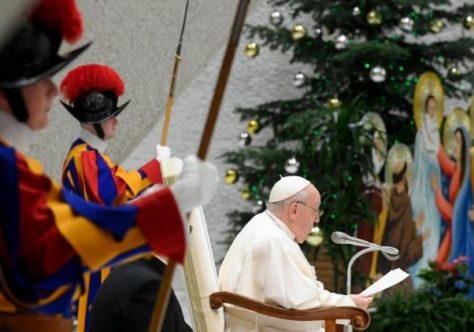 Papa: o frenesi dos presentes tira espaço para a maravilha diante do presépio