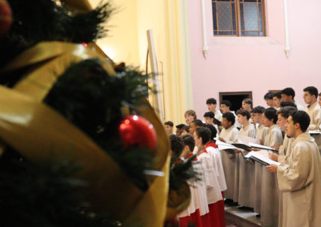 Coral Canarinhos de Petrópolis recria o Presépio de Greccio em seu Concerto Especial de Natal