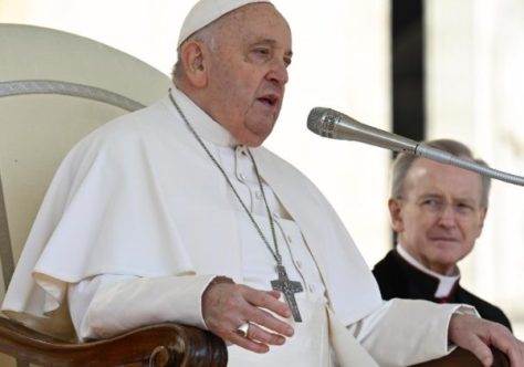 Tristeza do Papa pelos jovens que perdem suas vidas na loucura da guerra