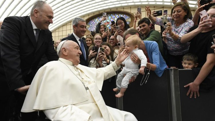 Papa em apelo pela paz recorda que ganhar com a morte é terrível