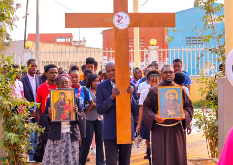 Paróquia Nossa Senhora de Fátima em Viana recebe símbolos da Jornada Diocesana da Juventude