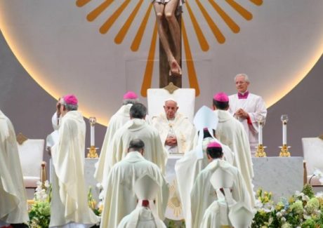 Papa Francisco celebra missa e participa de encontro com jesuítas em Singapura