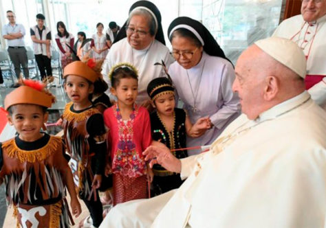 Papa em Jacarta: encontro com órfãos, idosos, pobres e refugiados