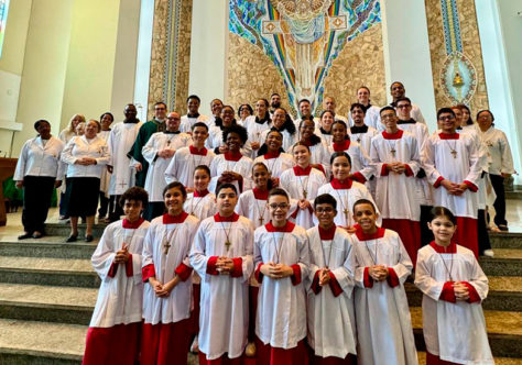 Paróquia Nossa Senhora Aparecida, em Nilópolis, acolhe novos coroinhas e acólitos