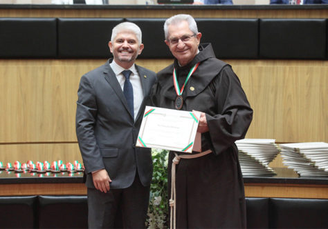 Frei Nelson Hillesheim recebe comenda do Legislativo na Assembleia Legislativa de Santa Catarina