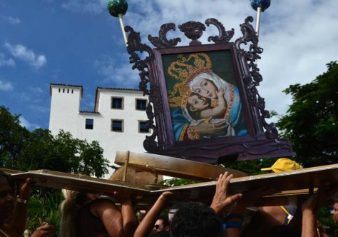 Entre as palmeiras, um terço de esperança! Começa a Festa da Penha 2025